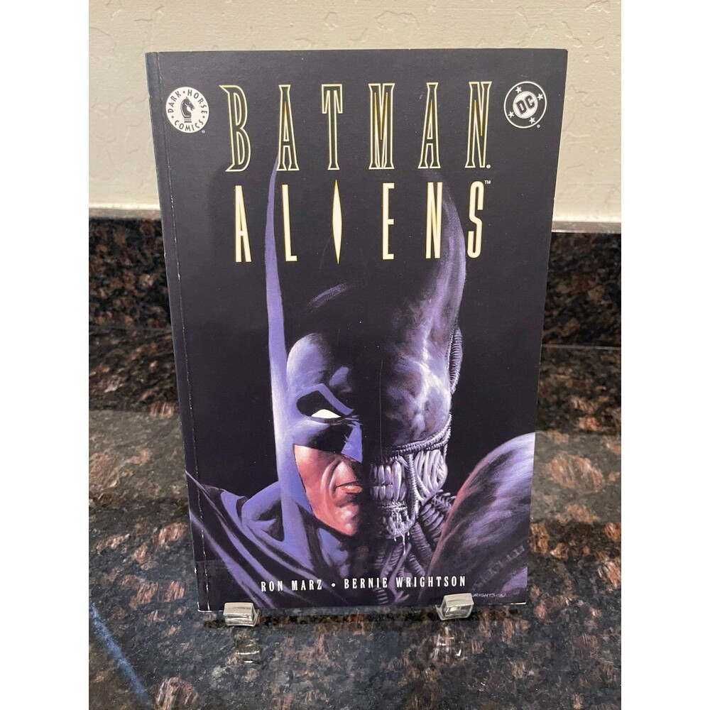 Batman / Aliens (1997) #1